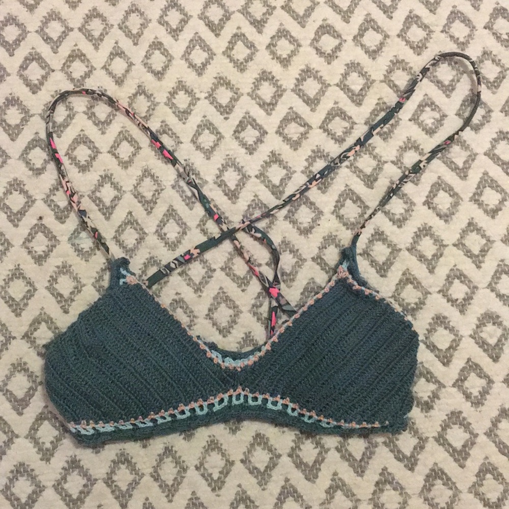 Super cute bikini top!